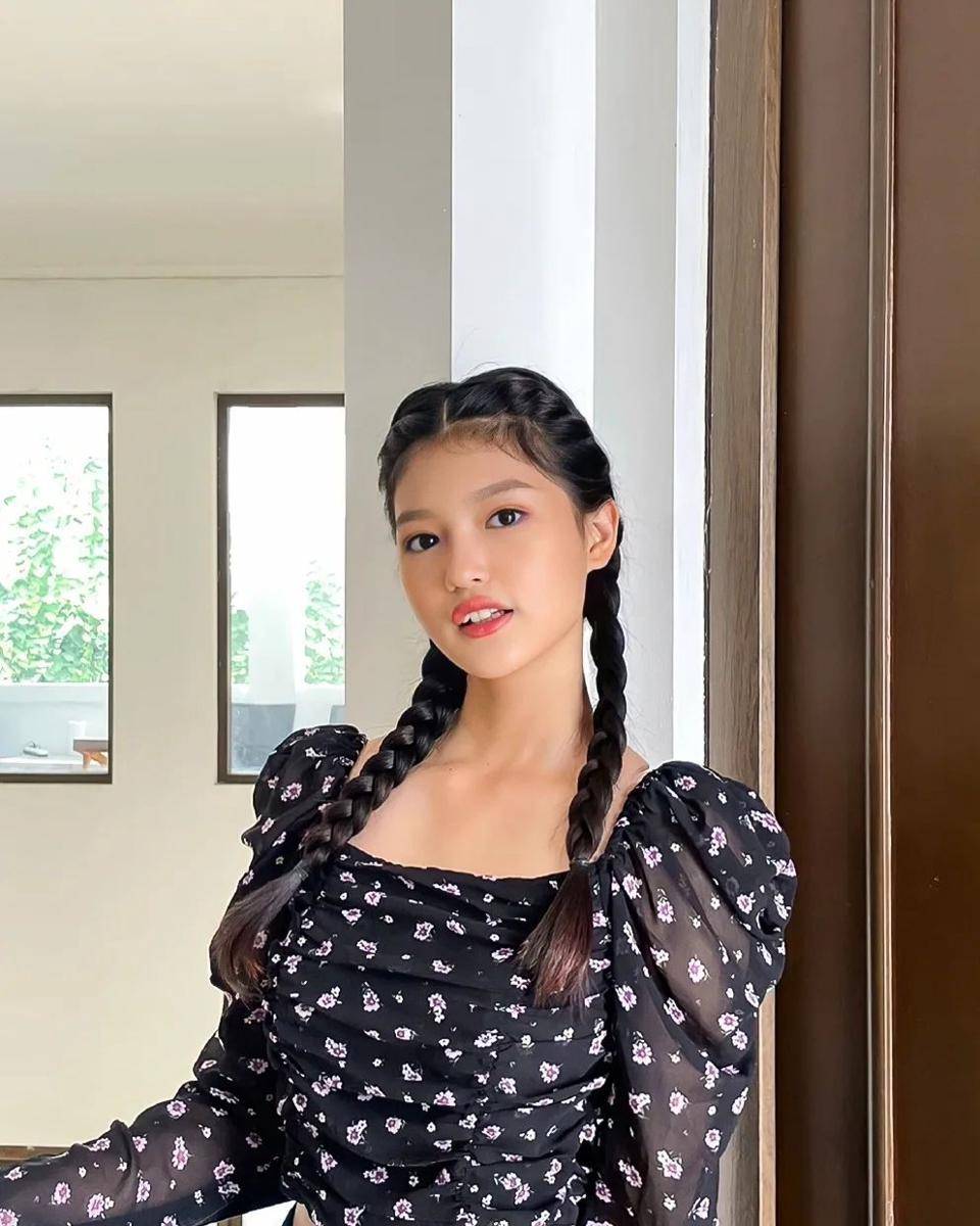 Celline Thefani (instagram.com/jkt48.elin_)