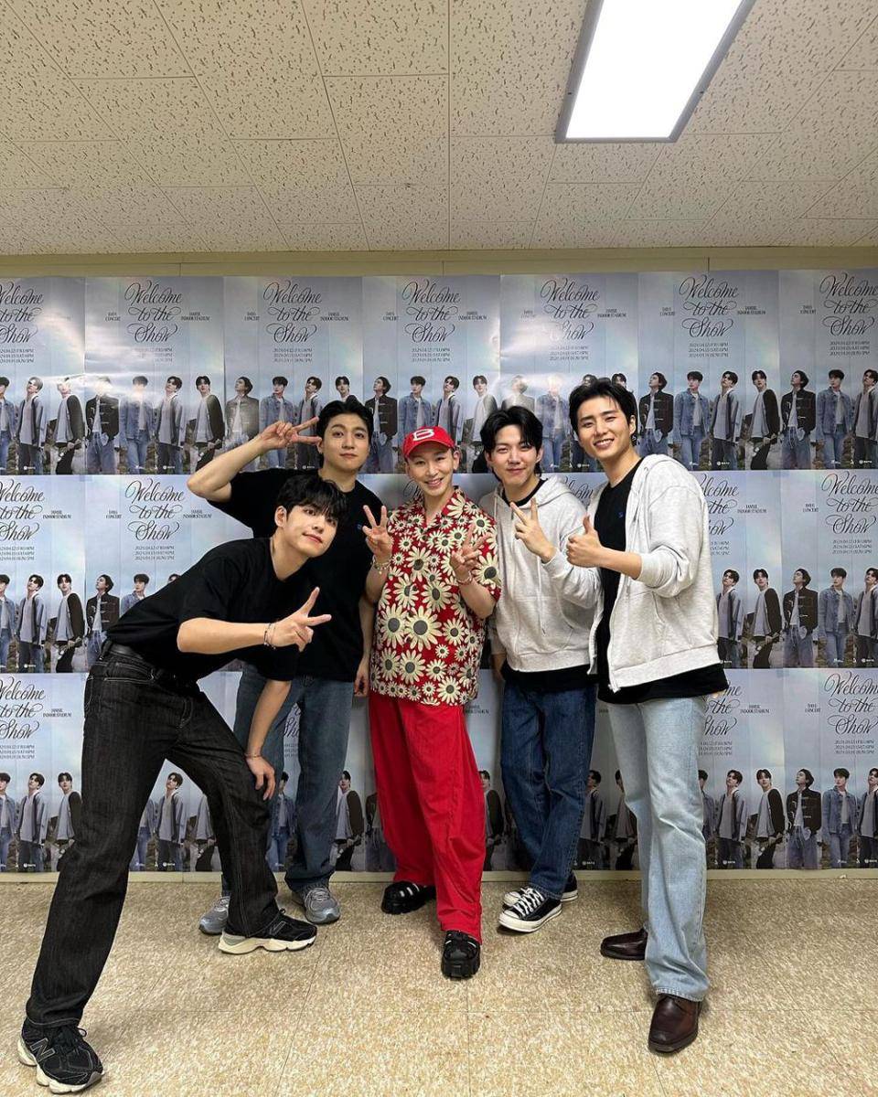 DAY6 bersama Kim Ho Young (instagram.com/hoyhoyoung)
