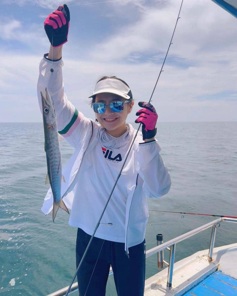 potret Prilly Latuconsina healing dengan mancing ikan di laut (instagram.com/prillylatuconsina96)