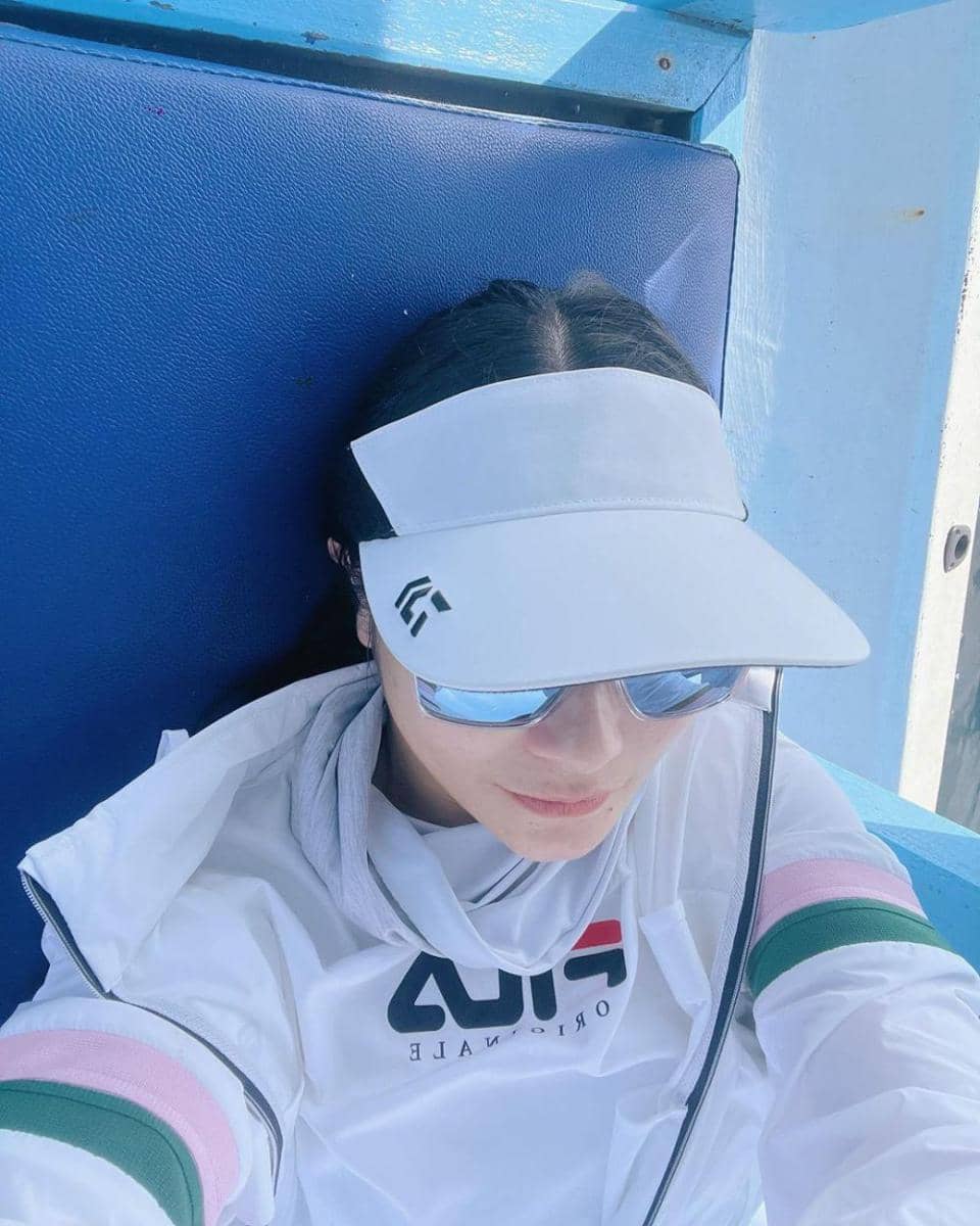 potret Prilly Latuconsina healing dengan mancing ikan di laut (instagram.com/prillylatuconsina96)