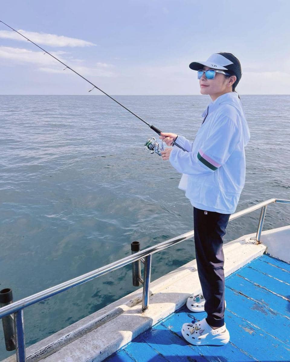 potret Prilly Latuconsina healing dengan mancing ikan di laut (instagram.com/prillylatuconsina96)