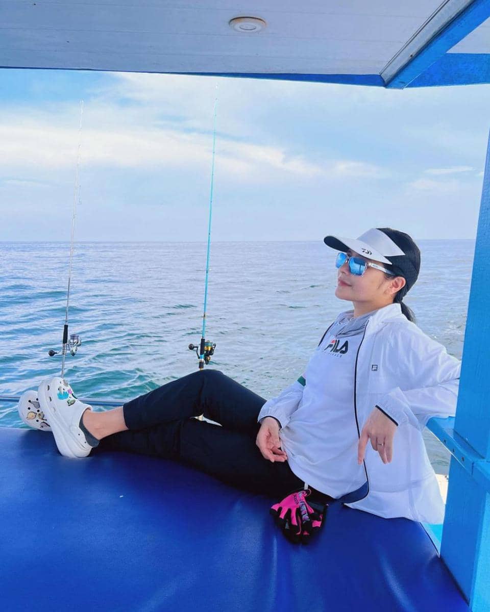 potret Prilly Latuconsina healing dengan mancing ikan di laut (instagram.com/prillylatuconsina96)