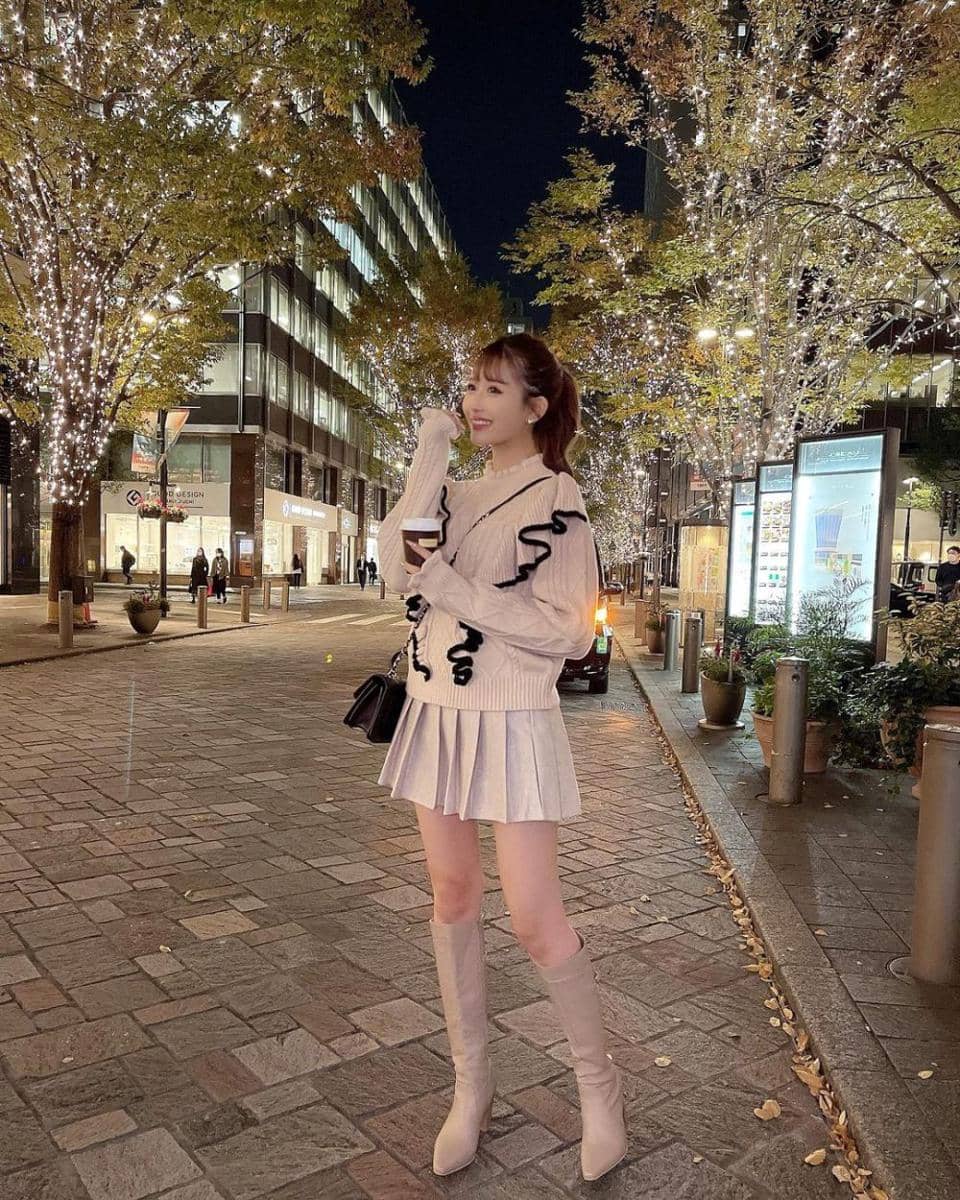 Momo Ito (instagram.com/__peachstagram__)