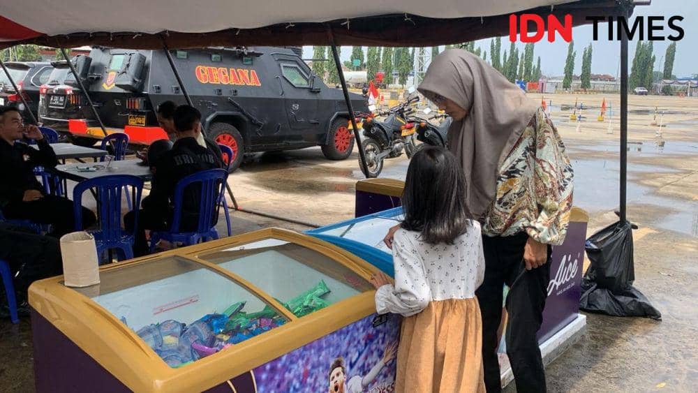 Pemudik Asik Pilih Es Krim Gratis di Dapur Lapangan Pelabuhan Panjang
