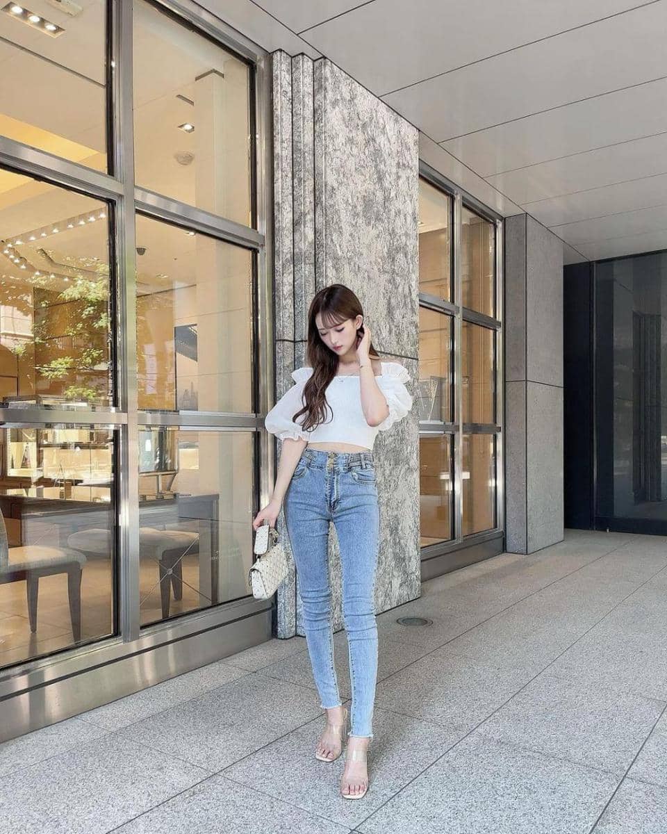 Momo Ito (instagram.com/__peachstagram__)