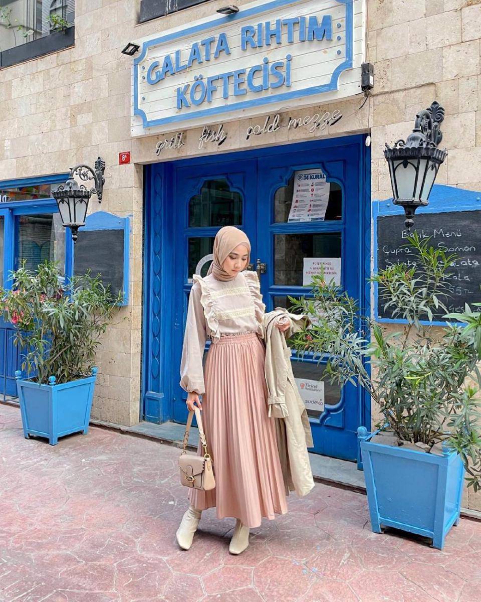 ide styling rok pink ala Richa Etika (instagram.com/richaeu)
