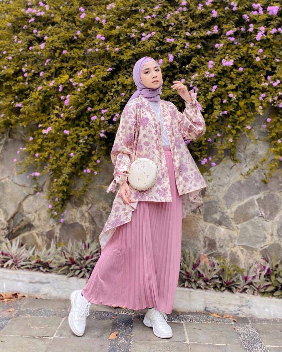 ide styling rok pink ala Richa Etika (instagram.com/richaeu)