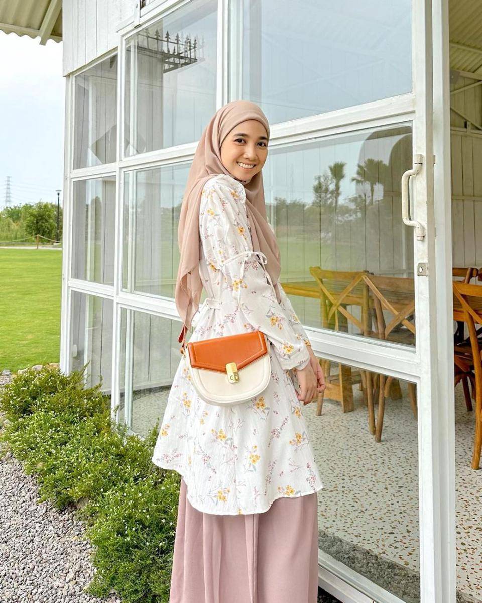 ide styling rok pink ala Richa Etika (instagram.com/richaeu)