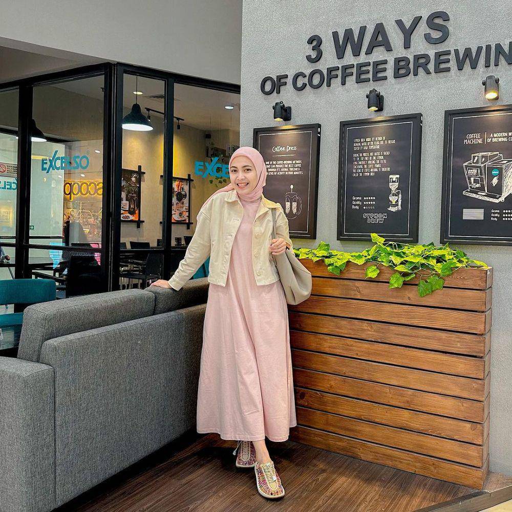 Hijab warna pastel ala Anggita Adistyas (instagram.com/anggitaadistyas)