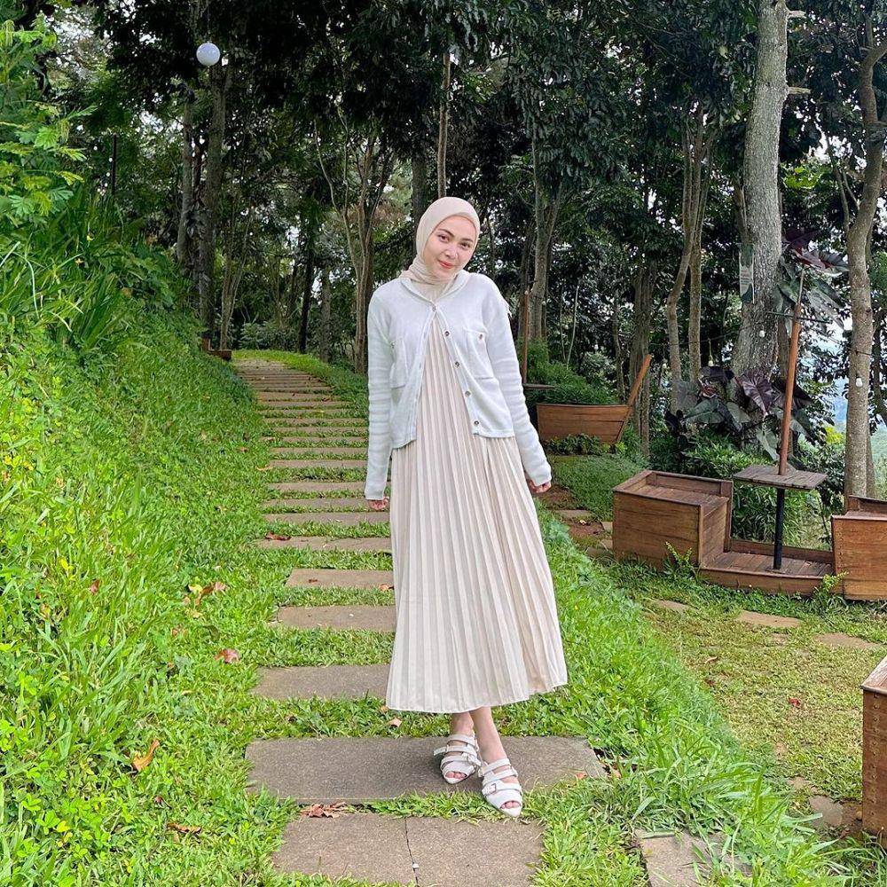 Hijab warna pastel ala Anggita Adistyas (instagram.com/anggitaadistyas)