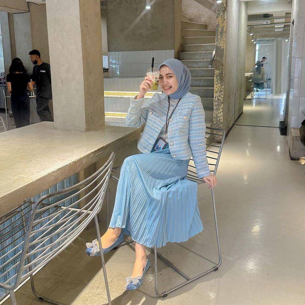 Hijab warna pastel ala Anggita Adistyas (instagram.com/anggitaadistyas)