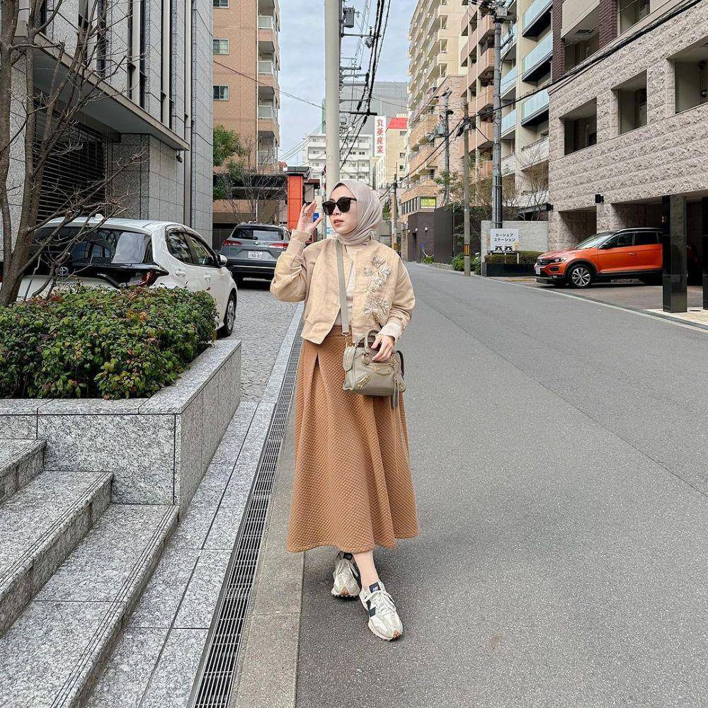 Hijab warna pastel ala Anggita Adistyas (instagram.com/anggitaadistyas)