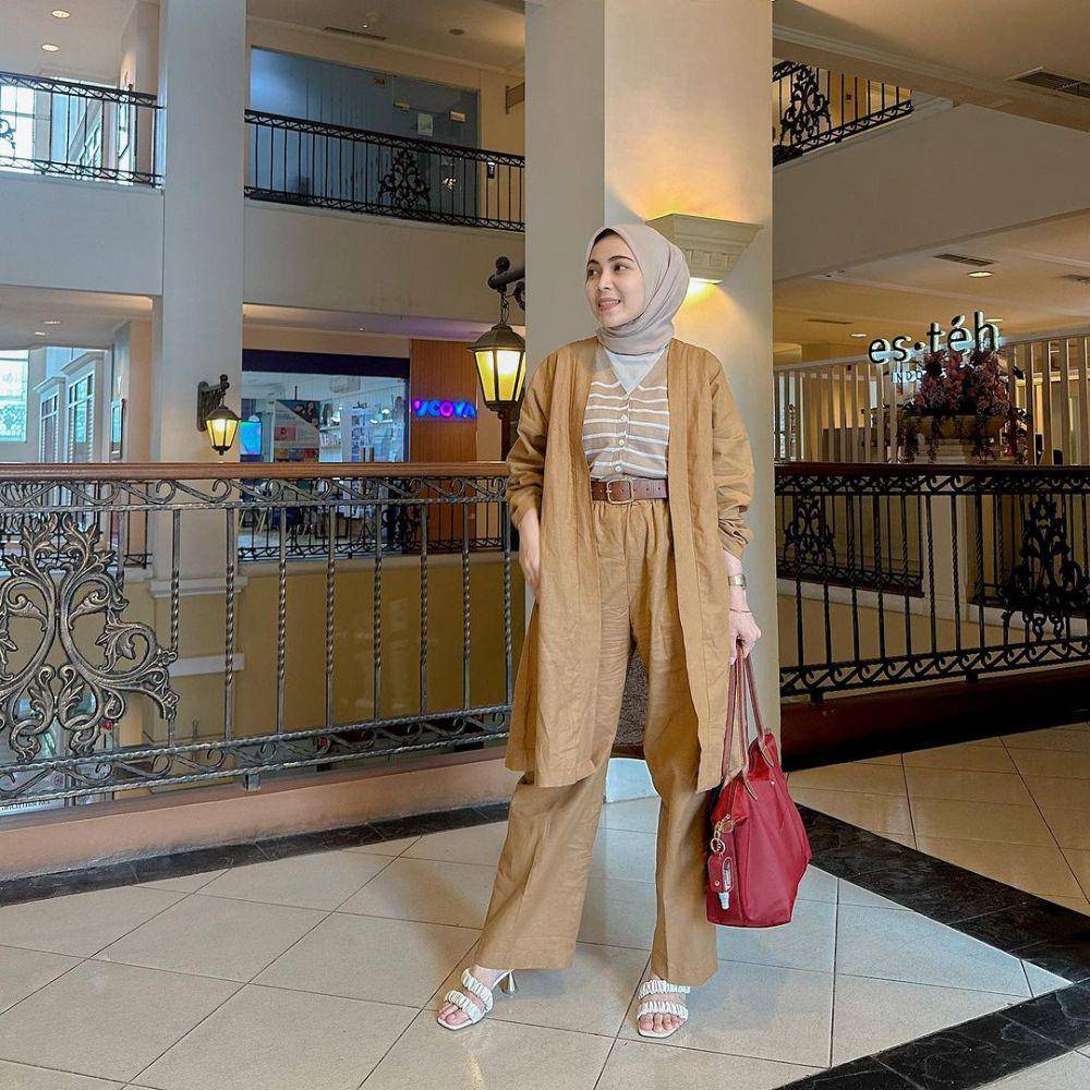 Hijab warna pastel ala Anggita Adistyas (instagram.com/anggitaadistyas)