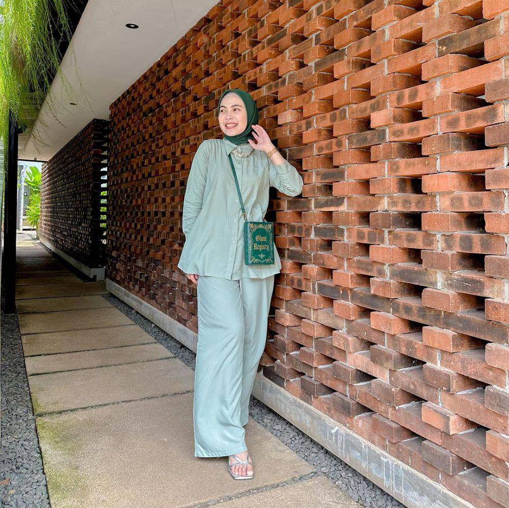 Hijab warna pastel ala Anggita Adistyas (instagram.com/anggitaadistyas)