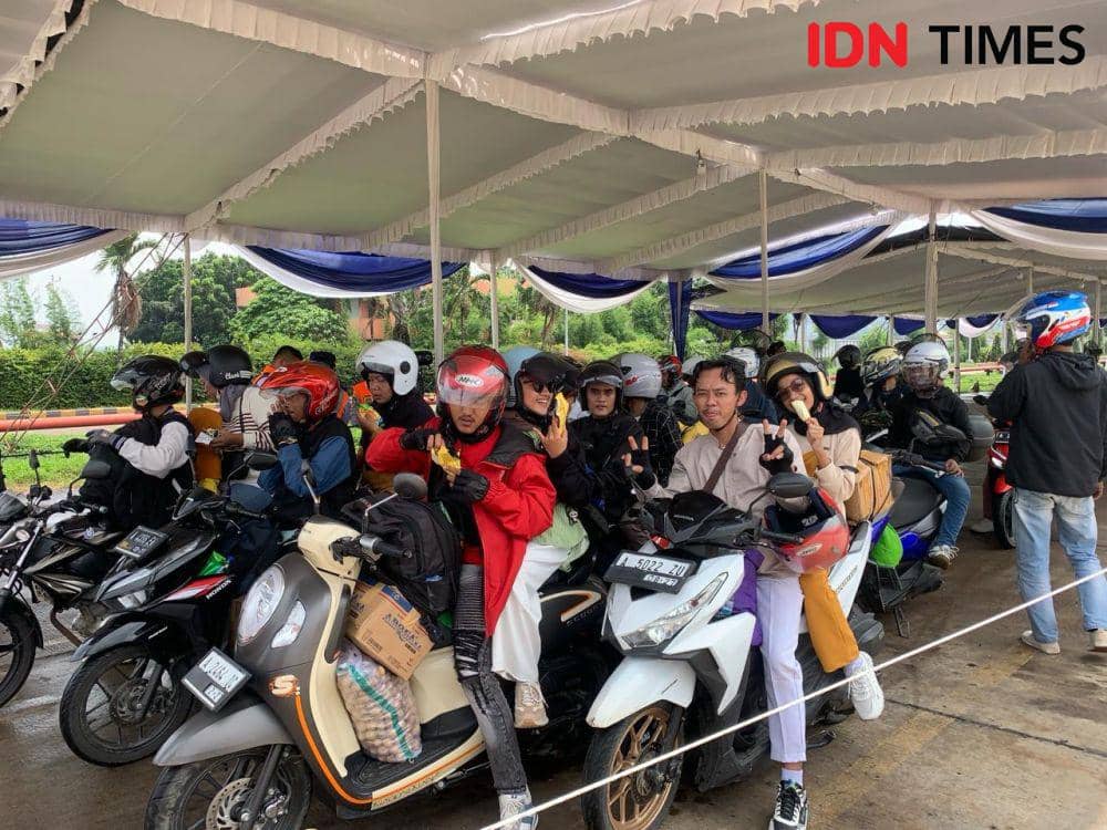 Penumpang kapal roda dua. (IDN Times/Rohmah Mustaurida)