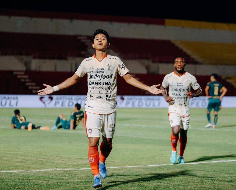I Made Tito Wiratama (depan) usai mencetak gol ke gawang Persikabo 1973. (Instagram.com/baliunitedfc)