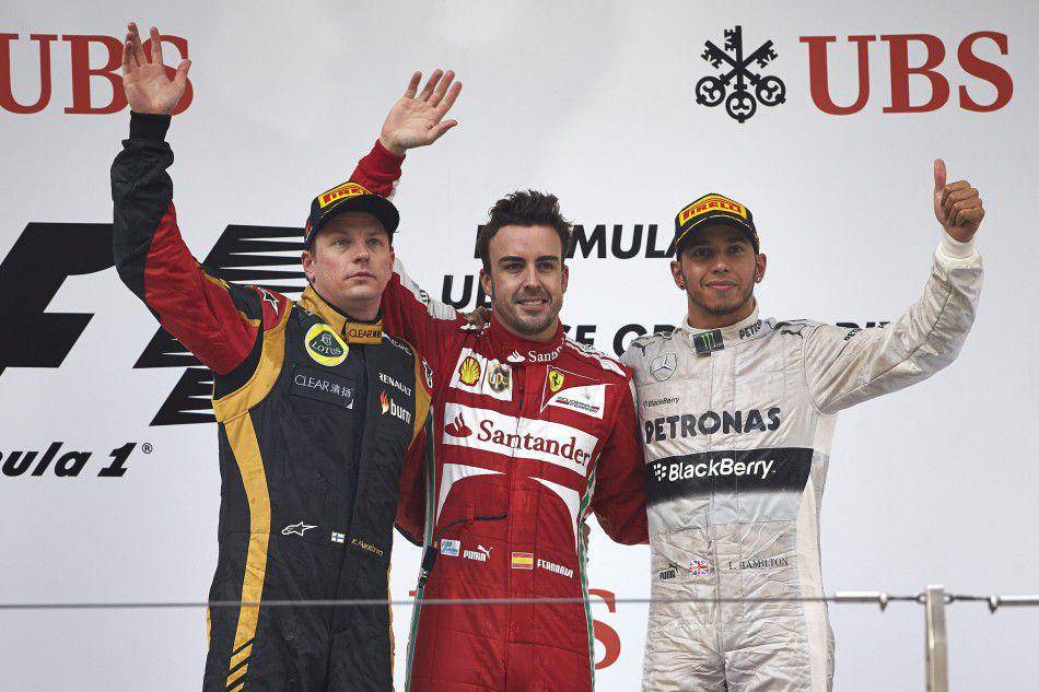 Fernando Alonso (tengah) menjuarai GP China 2013. (fia.com)