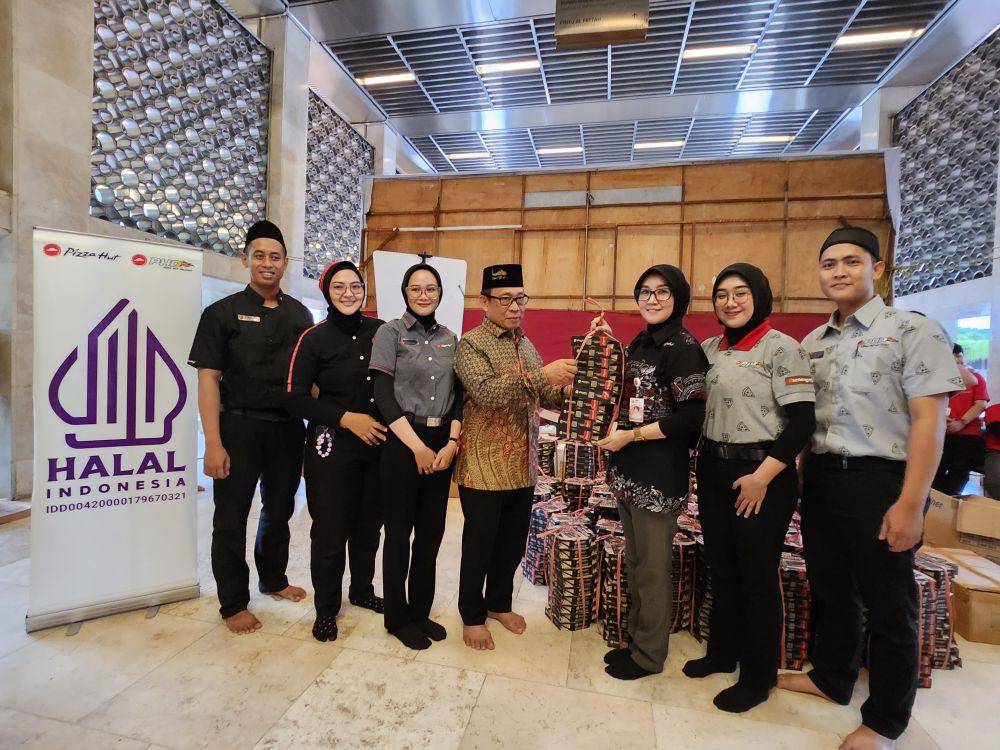 Penyerahan Pizza secara simbolis ke Pengurus Masjid Istiqlal Jakarta (dok. Pizza Hut)