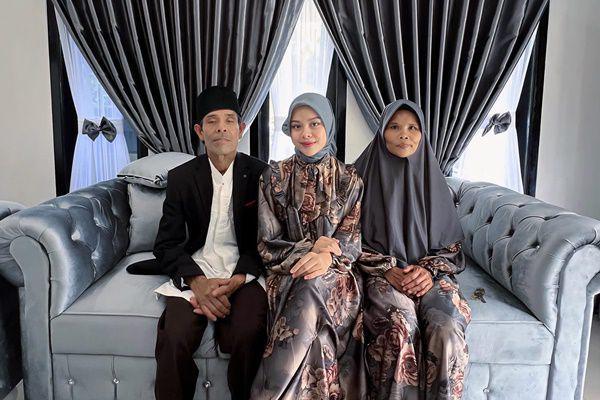 7 Potret Lebaran 2024 Pedangdut Melly Lee, Teman Duet Hui Pentagon