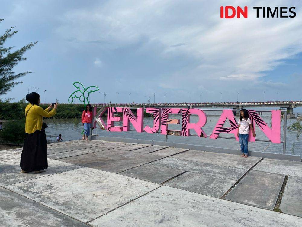 Wisatawan di THP Kenjeran Surabaya. (IDN Times/Khusnul Hasana)