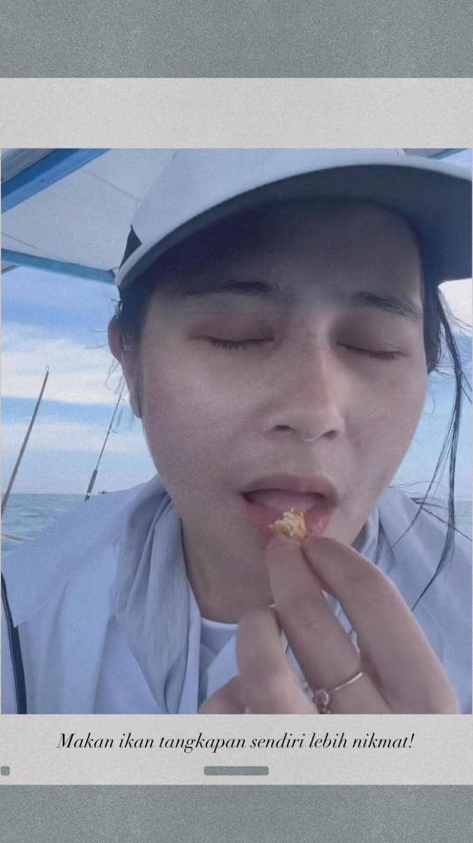potret Prilly Latuconsina healing dengan mancing ikan di laut (instagram.com/prillylatuconsina96)