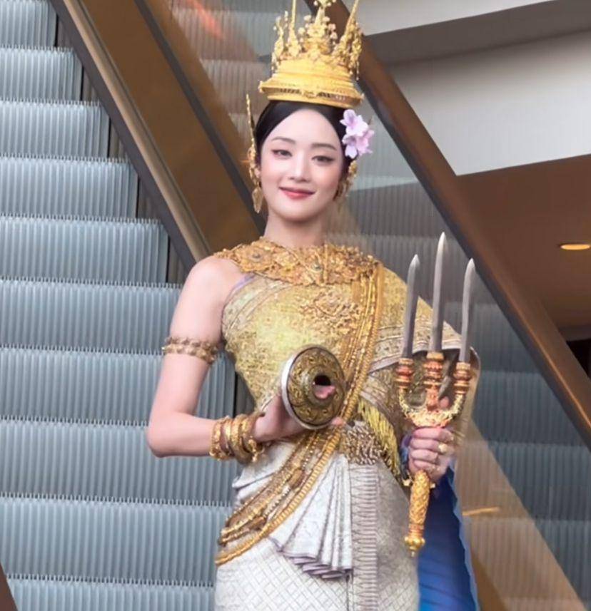 potret Minnie (G)I-Dle rayakan Songkran Day di Thailnd (instagram.com/iconsiam)