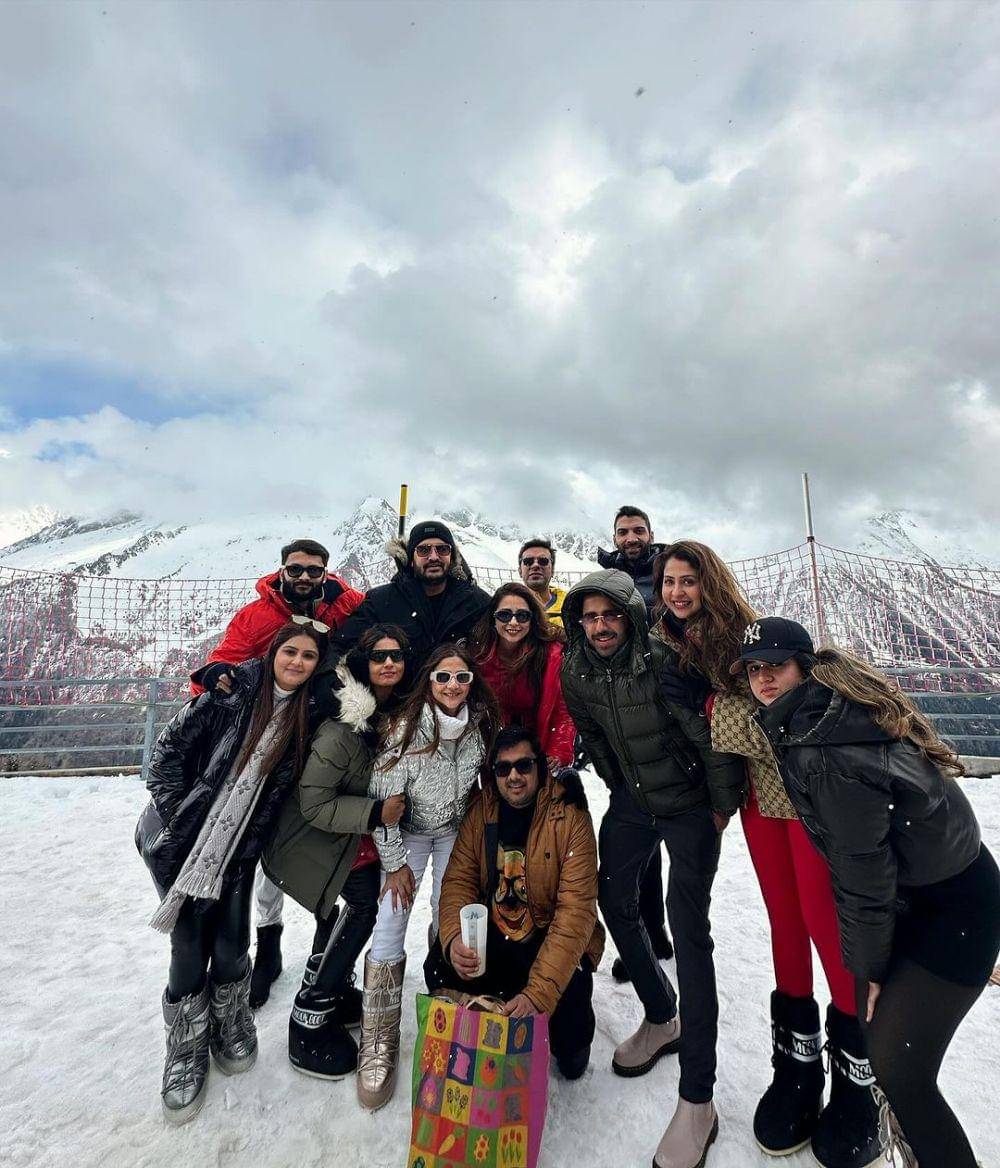 Malvika Raaj dan sahabat (instagram.com/malvikaraaj)