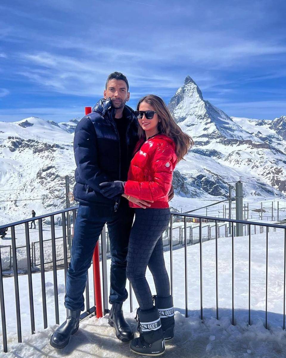 Malvika Raaj dan suami (instagram.com/malvikaraaj)