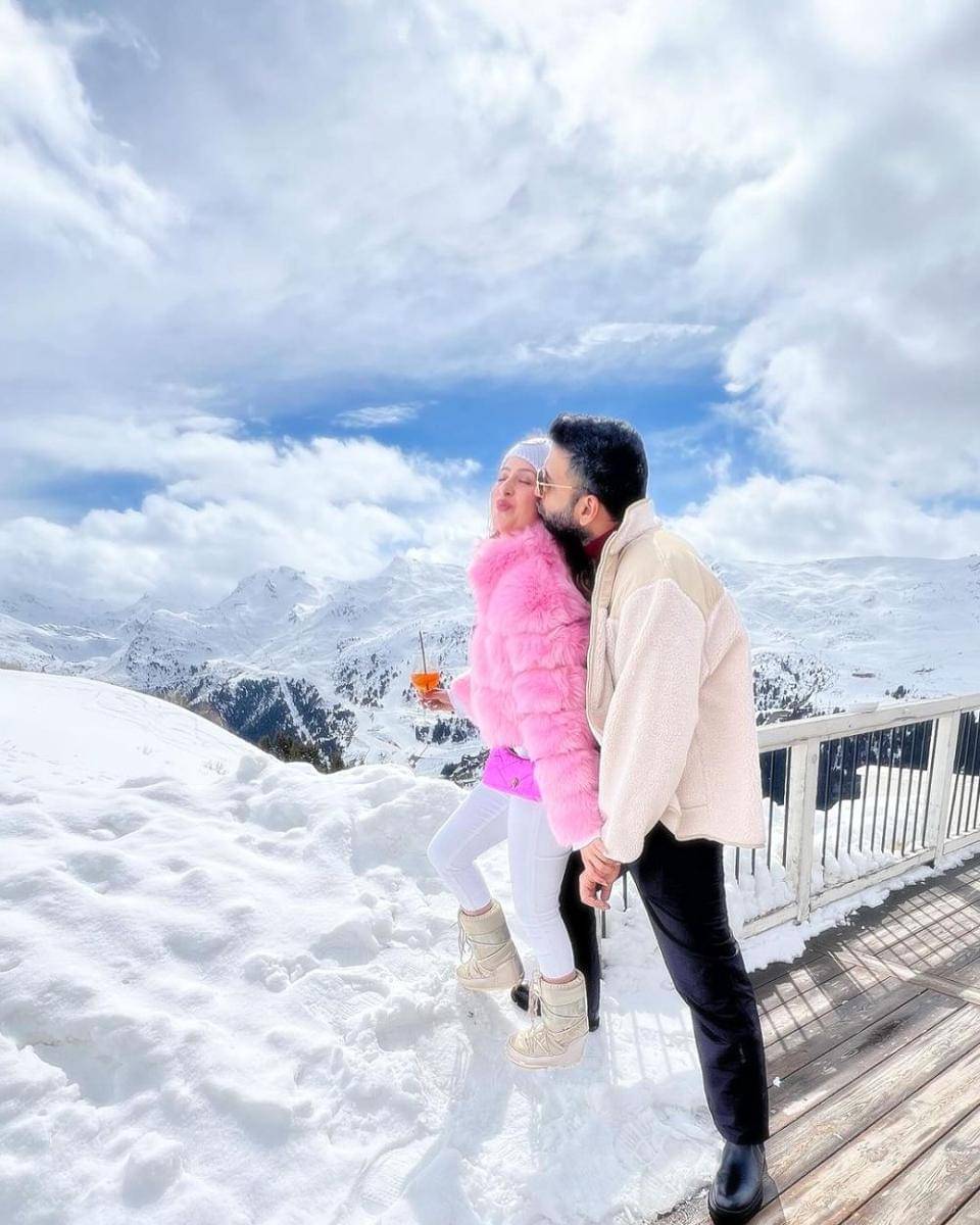 Malvika Raaj dan suami (instagram.com/malvikaraaj)