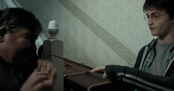 Harry Potter menakuti Pamannya dengan Tongkat Sihir