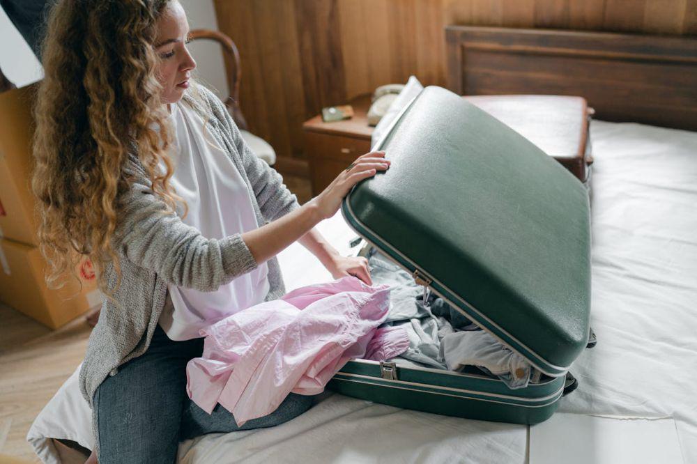 5 Cara Membawa Banyak Pakaian dengan Koper Mungil