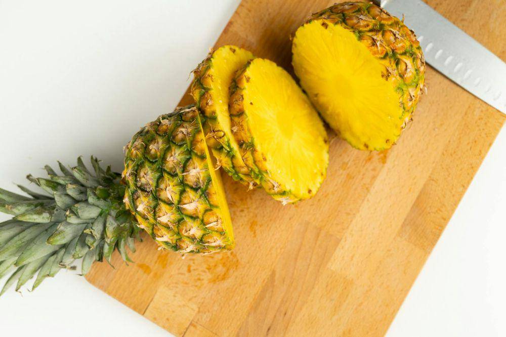 ilustrasi memotong buah nanas (pexels.com/SHVETS production)