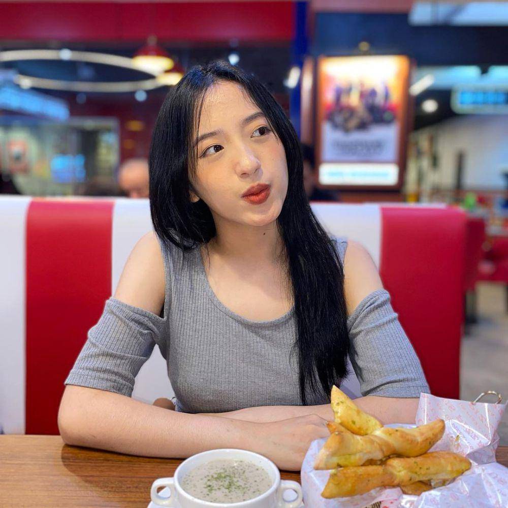 Desy Natalia (instagram.com/jkt48.daisy)