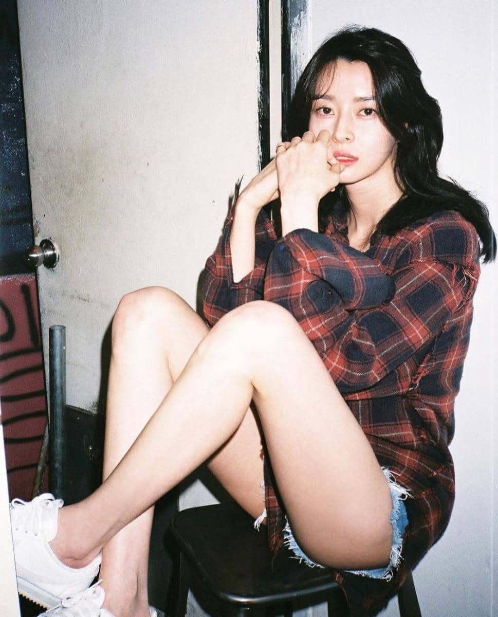ide styling celana jeans ala Kwon Nara (instagram.com/hv_nara)
