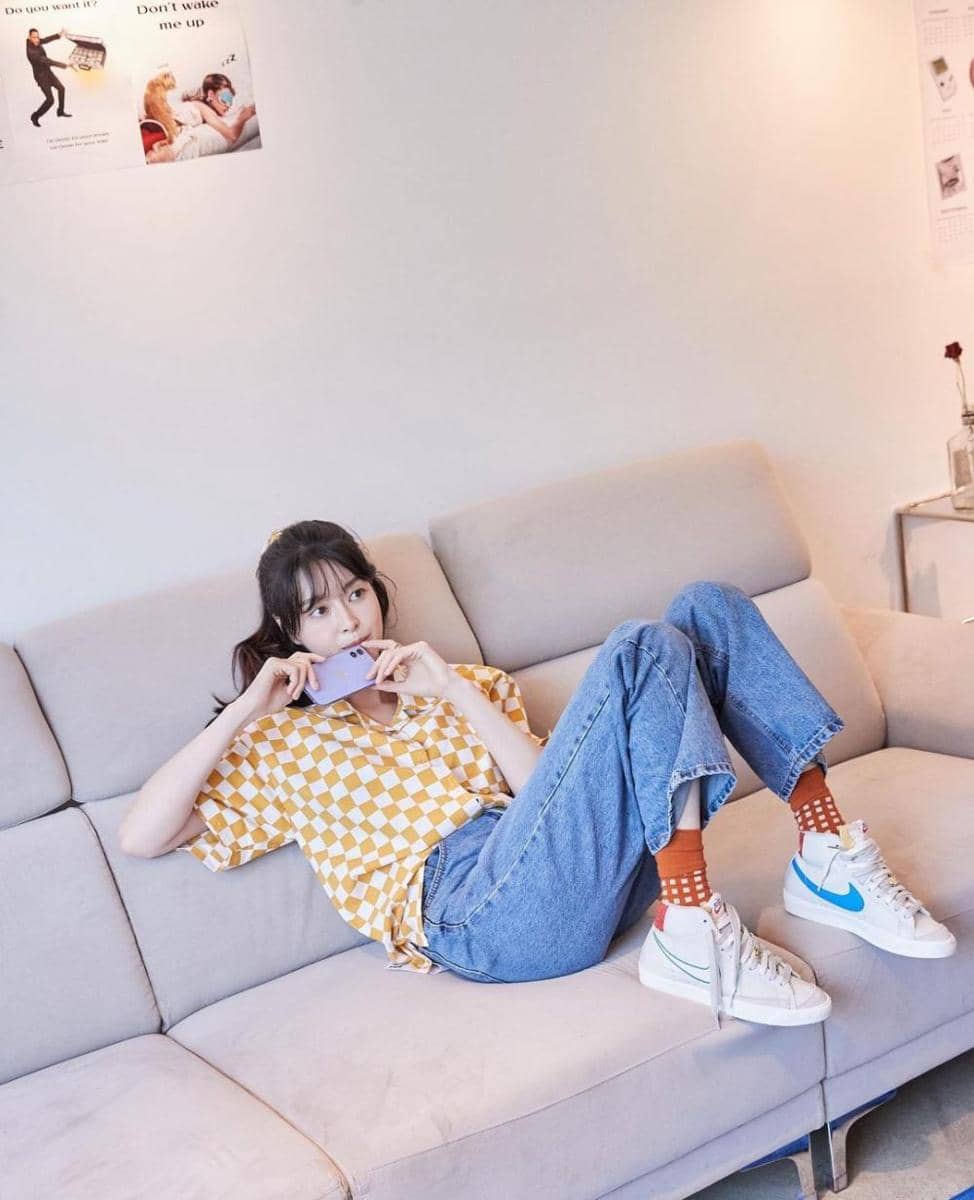 ide styling celana jeans ala Kwon Nara (instagram.com/hv_nara)