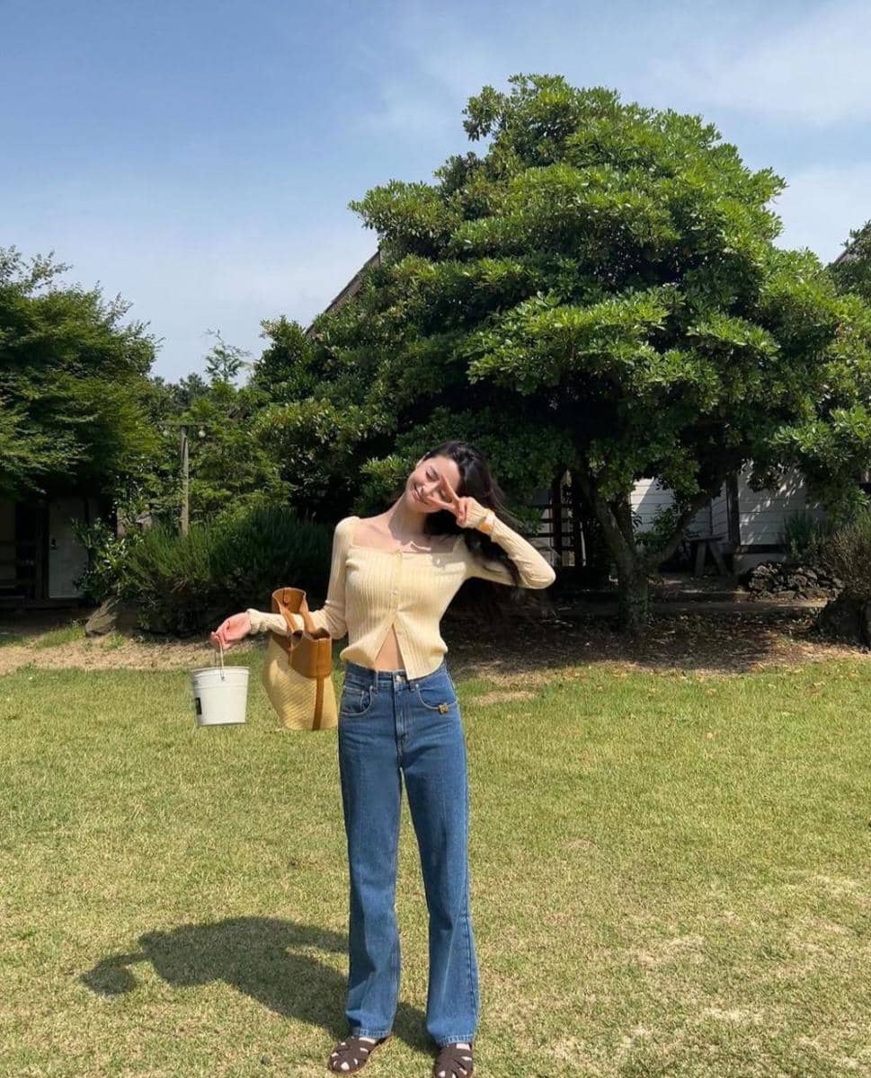 ide styling celana jeans ala Kwon Nara (instagram.com/hv_nara)