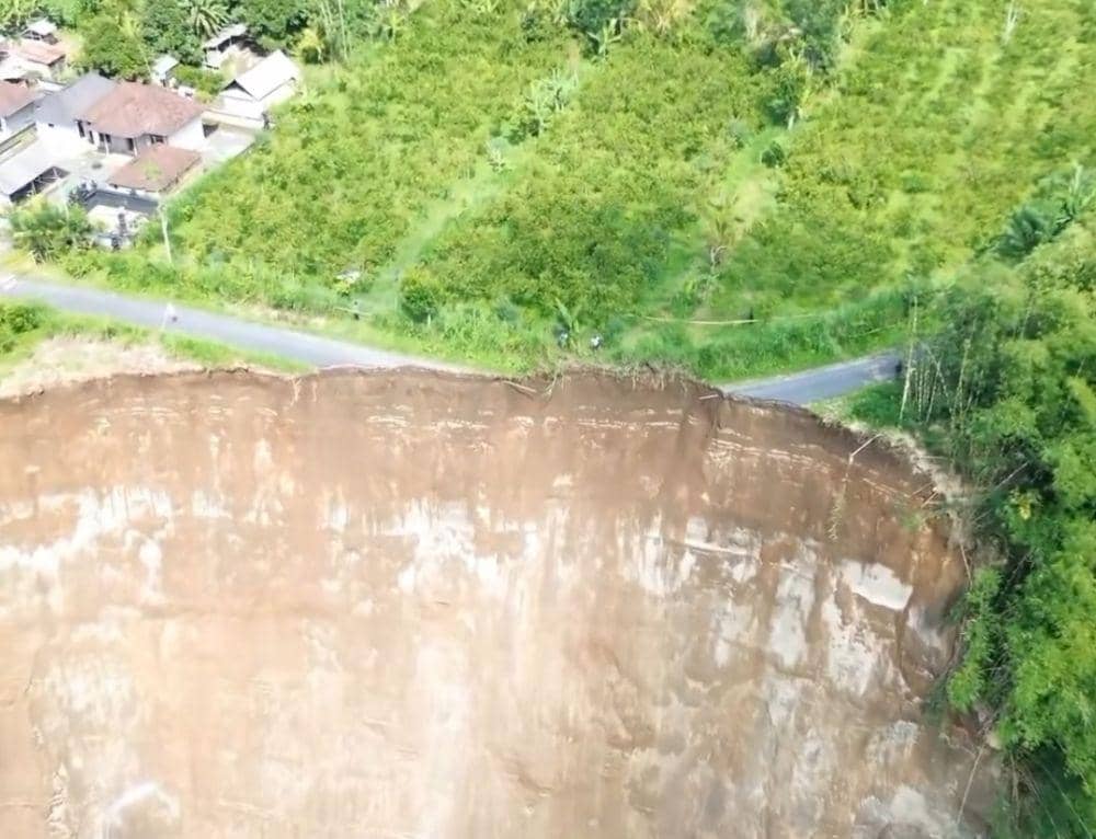 Jalan putus di Desa Tiga Bangli. (Dok. IDN Times/istimewa)