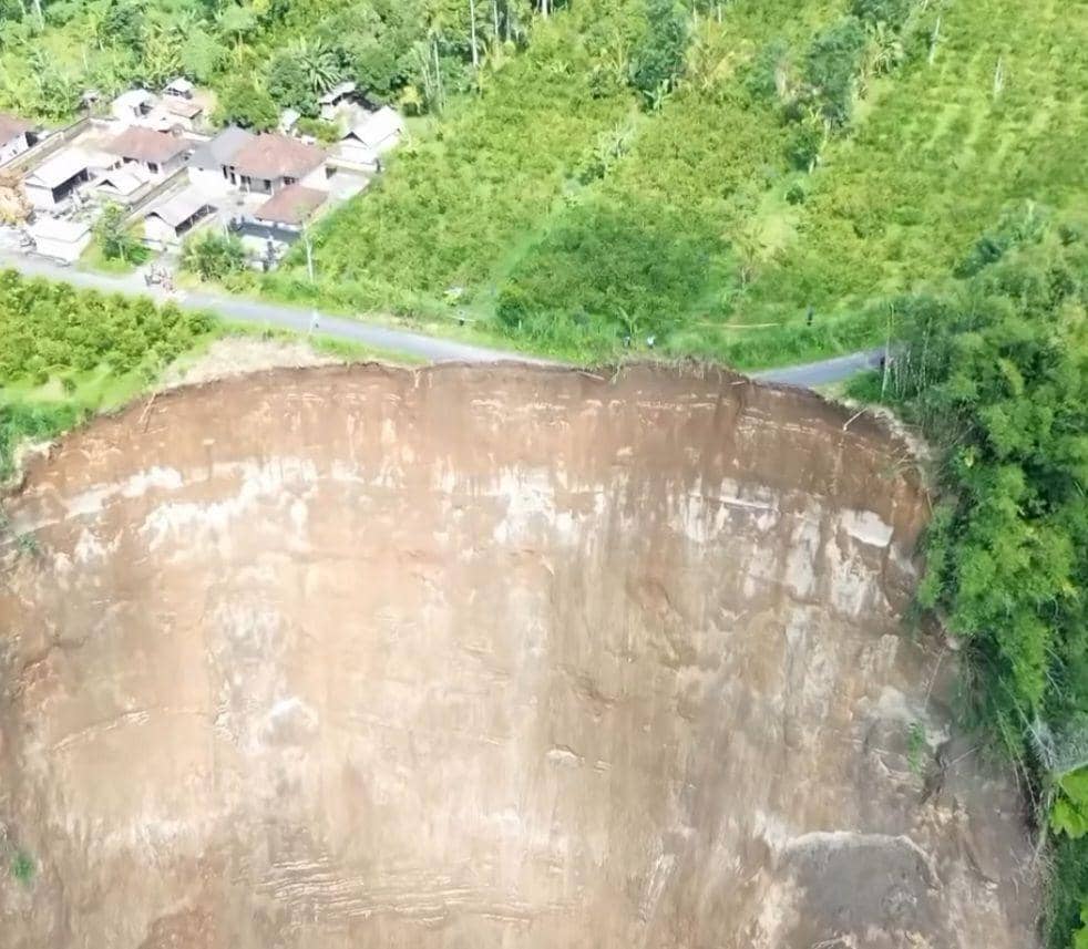 Jalan putus di Desa Tiga Bangli. (Dok. IDN Times/istimewa)
