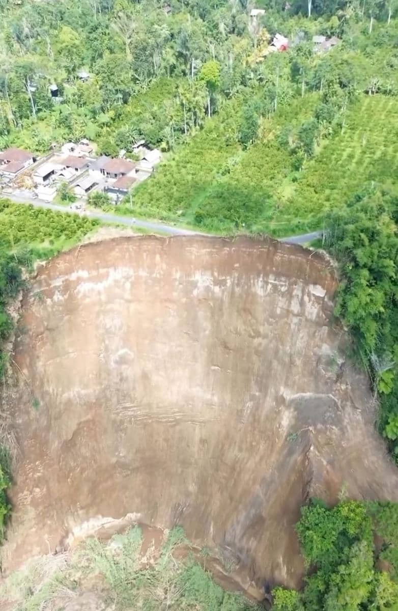 Kondisi Jalan di Desa Tiga Bangli Retak Sebelum Longsor