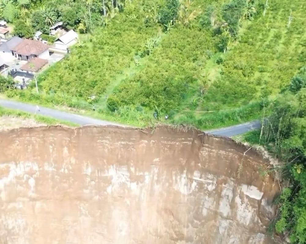 Jalan putus di Desa Tiga Bangli. (Dok. IDN Times/istimewa)