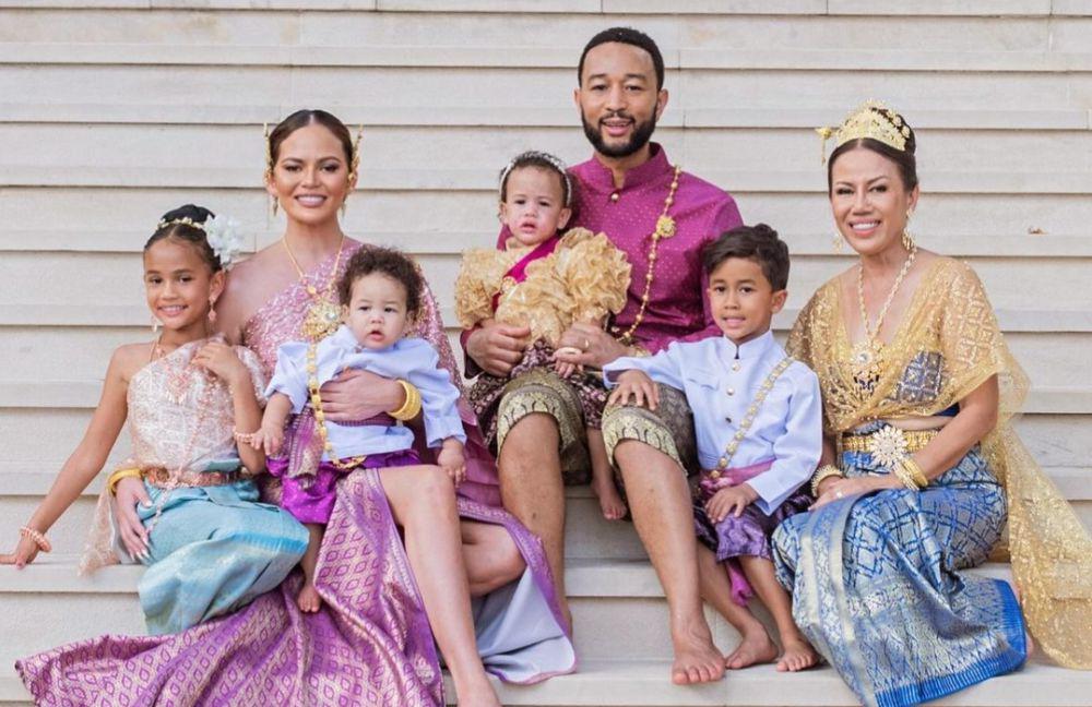 7 Potret Chrissy Teigen dan John Legend Pakai Baju Adat Thailand