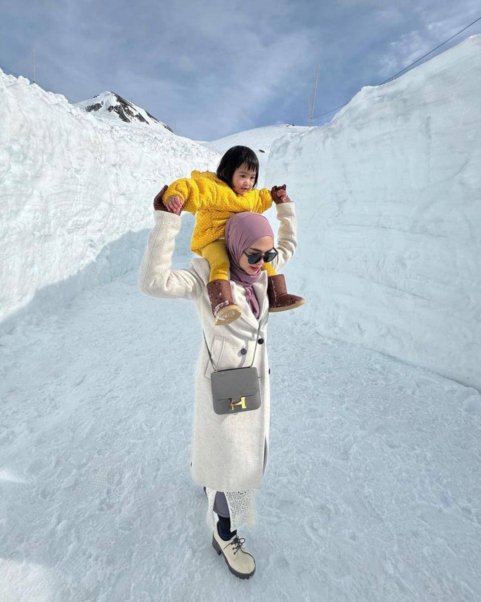potret Ria Ricis dan Moana di snow wall Jepang (instagram.com/riaricis1795)