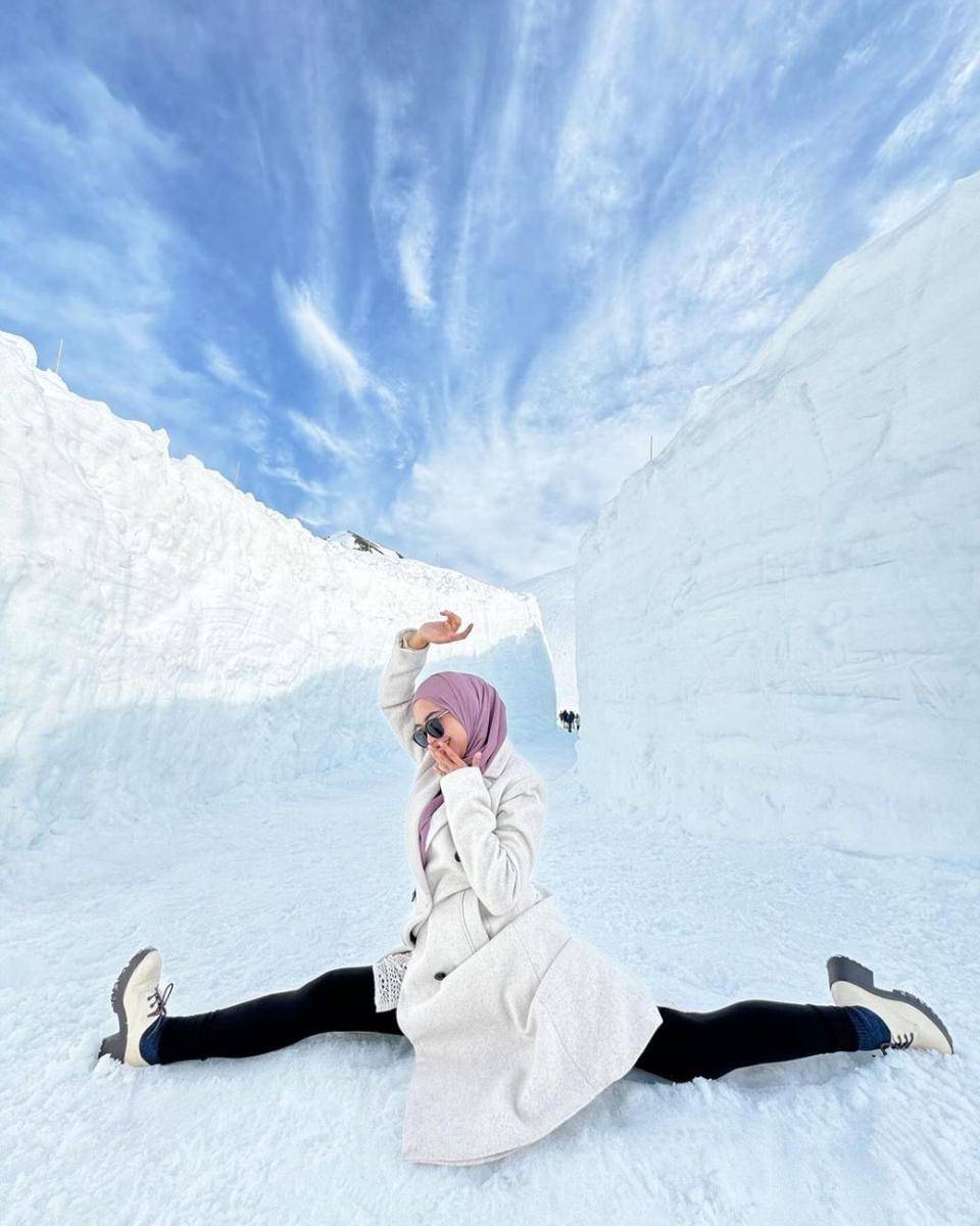 potret Ria Ricis dan Moana di snow wall Jepang (instagram.com/riaricis1795)