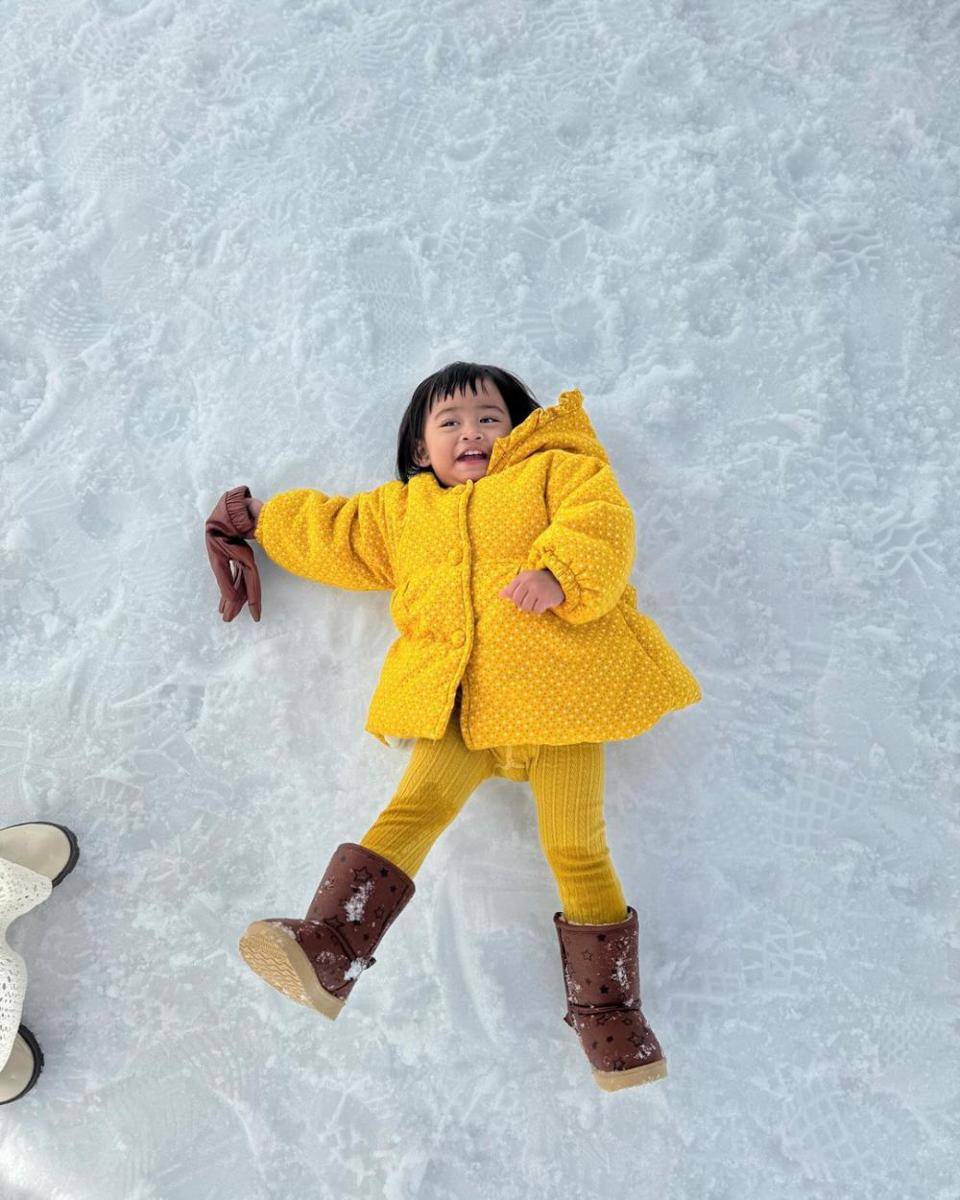 potret Ria Ricis dan Moana di snow wall Jepang (instagram.com/riaricis1795)