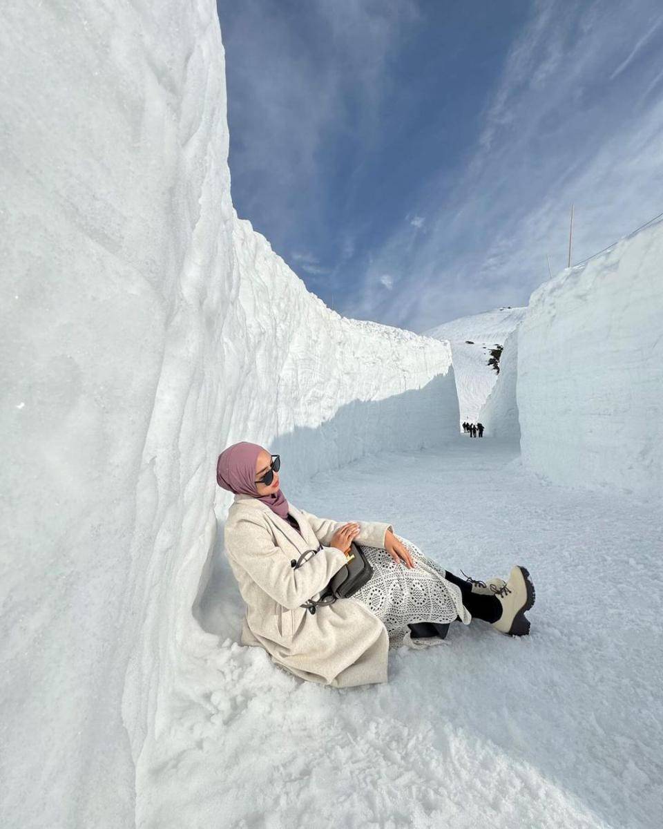 potret Ria Ricis dan Moana di snow wall Jepang (instagram.com/riaricis1795)