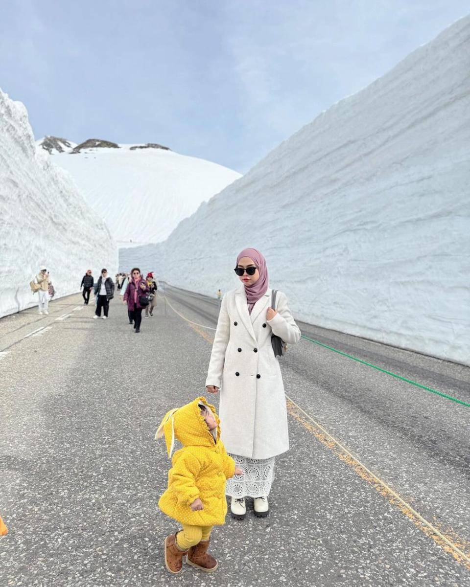 potret Ria Ricis dan Moana di snow wall Jepang (instagram.com/riaricis1795)