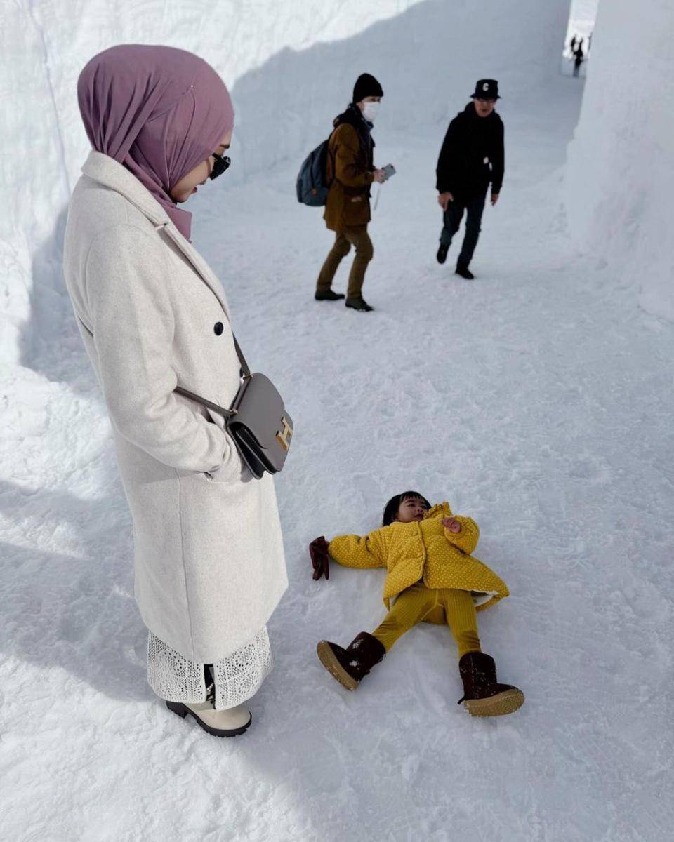 potret Ria Ricis dan Moana di snow wall Jepang (instagram.com/riaricis1795)