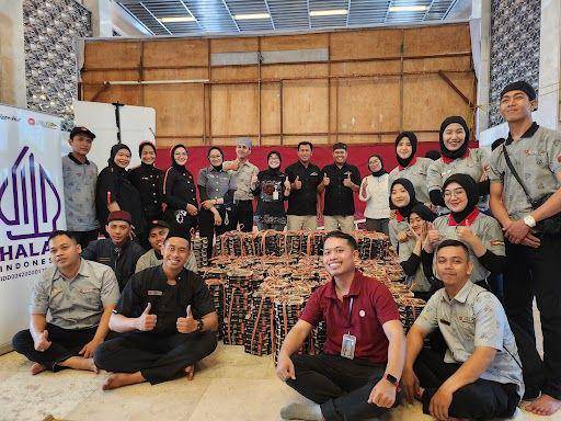 Team Pizza Hut Indonesia sebelum membagikan produk (dok. Pizza Hut)