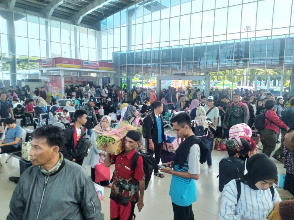 Penumpang pejalan kaki memadati loket ASDP di Pelabuhan Bakauheni, Minggu (14/4/2024). (IDN Times/Martin L Tobing).