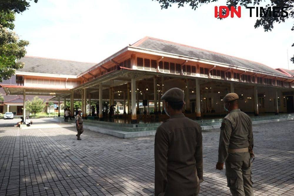 Satpol PP berjaga di Kompleks Kepatihan Kantor Gubernur DIY (IDNTimes/Paulus Risang)